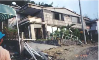 圖 3.8 柯林頓山莊斷層破壞  (5)  地盤下陷  地盤下陷可能為自然或人為所造成，自然造成如在石灰岩地 區，地下水將水溶性之石灰岩沿著節理與層面慢慢融解掉，形成很 多地下洞穴，洞穴擴大之後地盤陷落而變成落水洞。高雄地區之石 灰岩就曾發生過這種情形，其他如地震所引起土壤液化等。  人為因素所造成如地下水超抽而引起(如台北市、枋寮地區)、 地下為舊礦區或隧道而引起(如瑞芳鎮)、工程施工不當造成鄰房傾 斜下陷、地下水造成基礎土砂淘空如大千豪景社區或基礎設計不良 等人為疏失均可能造成結構物產生下陷，對結構物造