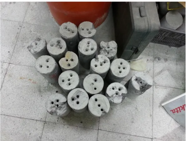 圖 4-3    試體利用普通震動電鑽取樣後情形(直徑 1 cm 鑽石鑽頭)  (資料來源：本研究自行整理)          鑽心取樣試體尺寸變數方面，我國標準須於試體切割 12  mm 厚度之縱剖片 進行試驗，因此直接於直徑 10  cm 試體切割 12  mm 厚度之縱剖片為試體，另一 方面坊間也有鑽取直徑 5 cm 或直徑 2.5 cm 為試驗試體，因此本研究也列入相關 變數。圖 4-4 為本研究使用之鑽心設備。圖 4-5 為鑽取後直徑 5 cm 與直徑 2.5 cm 的試體。除此之外也將鑽心試體於