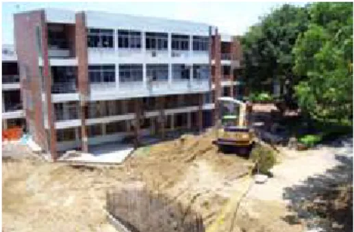圖 3-17 成功大學建築系景 觀化人工濕地處理校園污水 與生態入滲池施作情況，施 工歷時四個月，民國九時二 年七月到十月底完工。  圖 3-18〈左〉改造後景觀水池 圖 2-19〈右〉改造前情況  圖 3-20 改造前建築系下凹廣場，平日作上課活動用。  圖 3-21 改造後廣場景況  圖 3-22 生態入滲池，結合景觀 生態防洪與學生活動之多功能 廣場。  圖 3-23  多功能生態入滲池  平日可供學生上課活動之用途，當 暴雨時可供雨水暫時貯集之生態 滲透池之用途。 