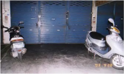 圖 4  建築物大門口案例  （二）停車場車道出入口  停車場車道出入口之斜坡連接地下各樓層，當排水設施系統失去排 水功能時，水將沿著停車場車道出入口快速淹入地下層，損壞建築物地 下室之機電設備及停放之汽機車。  圖 5  停車場車道出入口案例 