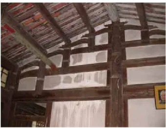 圖 3-19 燈梁架在穿材上端 在燈梁的榫卯系統方面，根據解體現況調查與整理匠師的訪談 紀錄後可以發現該類接點榫卯系統可分為兩種，第一種為燈梁尾端 製作直榫與柱材相連，第二類則透過鉤逗榫與柱材相連。  本研究在進行試體製作期間訪談大木匠師，得到踏步燕尾榫及 鉤逗榫的制式作法，整理如圖 3-20 所示。就踏步燕尾榫的燕尾而 言，我們可以發現燕尾榫的三個向度的尺寸都一樣（L） ，可以有 1.5 寸及 2 寸兩種，若梁的寬度（W）或插入深度（D）大於 2 寸，則燕 尾榫的尺寸採用 2 寸，否則則使用 1.5 寸。