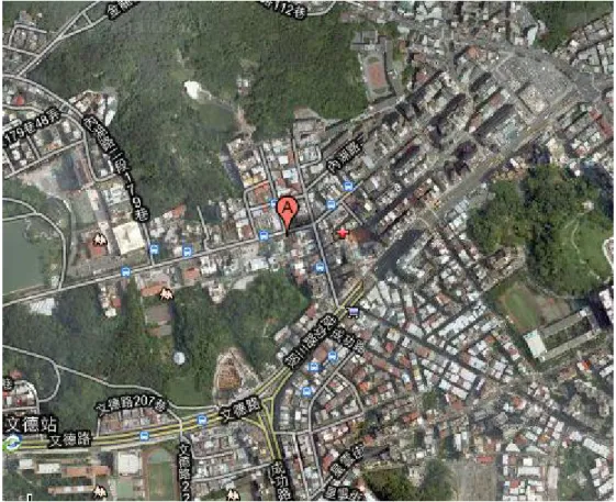 圖 2-14 內湖庄役所位置  (資料來源：Google Map)  例如以幾何線條取代繁複的圖案，或因探險風盛行，設計上大量取材古文明的象徵。 反映在建築上，摩天大樓退縮輪廓的線條、簡潔對稱的幾何圖形、宛如太陽光放射狀的 圖案和層疊的線條等，都是典型的裝飾藝術特徵。庄役場會議室的 Art Deco 特色點：大 門正上方三角形的山牆上有三個拱形圓窗，周遭布滿裝飾，加上呈階梯狀的天際線，是 典型的裝飾藝術特色。另外，入口處的圓柱設計有層次，底座的矮牆造型也是層次分明。  內湖庄役場主體採磚造結構，座南朝北，屋