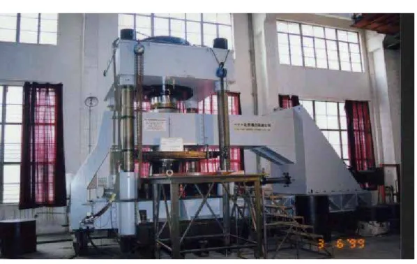 圖 2.7   1500 噸 萬 能 試 驗 機 -廣 州 大 學 工 程 抗 震 研 究 中 心  