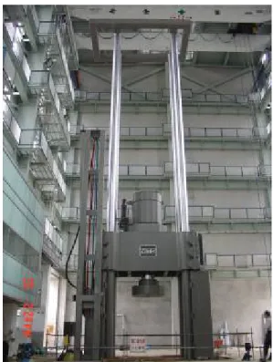 圖 2-19  萬能材料試驗機橫軛降至最低位置  (資料來源：本研究) 