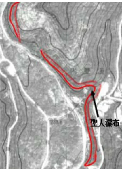 圖 3. 2 內雙溪聖人瀑布區沿線之陡坡，再加上岩質屬  塊狀砂岩，  使其具有落石崩塌敏感區特徵。[10]  (3)  名稱：弧形崩塌敏感區（LS3）。[10]  下圖為弧形滑動區顯示之畚箕狀陡急崩崖、平緩滑動 體、側翼裂口及突出河道之趾部等航照特徵。  圖 3