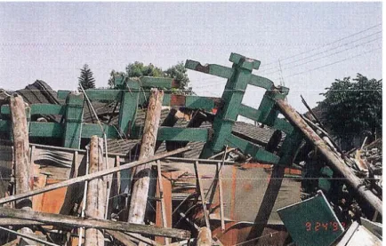 圖 1-2 霧峰林宅崩塌  資料來源：張紋韶，2005 