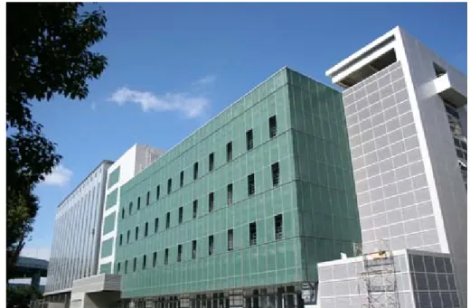 圖 2-8  內政部建築研究所材料實驗中心  資料來源：本所呂文弘先生拍攝，2007  表 2-5  內政部建築研究所實驗中心設備儀器總表  實 驗 中 心   實 驗 室   設 備 儀 器   綜 合 實 驗 場   部 材 防 火 實 驗 場  防 火 實 驗中 心   耐 火 構 造 實 驗 場   防 火 材 料 實 驗 區   消 防 實 驗 室   煙 控 實 驗 塔   戶 外 實 驗 場   消 音 箱 性 能 測 試 實 驗 室   消 音 箱 、 動 態 試 驗 用 變 頻 風 扇  