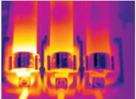 圖  2.2.3  屋內保險老化過熱的影像圖  資料來源：FLIR B660 中文使用手冊  四、建築物隔熱缺陷  建築物隔熱缺陷會隨著時間的流逝導致隔熱層體積的減小， 從而無法填滿構架牆中間的空間。由於這些缺陷與正確安裝的隔 熱層相比要麼有著不同的導熱特性，因此空氣可以穿透建築的構 架的區域。當檢視一棟建築時，內外側的溫差應該至少有 10°C (18 °F)。而立柱、水管、水泥柱以及類似的構件可能在紅外線影像上 非常類似於隔熱缺陷。微小的差別可能也會自然發生。  在下面的影像中，屋頂構架的隔熱層不足，空氣