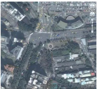 圖 2-7   基地 D：敦化北路富錦街口周邊建物分布圖  表 2-4   基地 D：敦化北路富錦街口第一階段評選說明表  評選項目  敦化北路富錦街口  土地所有權或土地使用權取得期程、施 工期程配合確定性  土地使用分區：住宅用地(民生社區特定專用區) 所有權單位：中華民國  土地管有單位：行政院經濟建設委員會 公告地價：145,000 元/ M²  土地取得方式：建議採用有償撥用，撥 用協調時間冗長。  公共交通系統服務性(可及性、便利 性、經濟性)  捷運：距離木柵線中山國中站    公尺（步行約 