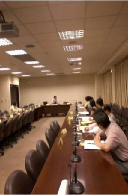 圖 5-3 第二次專家及各訓練醫院中 醫部門專家座談會會議相片(3)  圖 5-4 第二次專家及各訓練醫院中醫部門專家座談會會議相片(4)  中 醫 門 診 教 學 病 例 討 論 會  主 治 醫 師 評 核 項 目 0%10%20%30%40%50%60%70%80%90% 100%滿意度 不滿意/不同意 0.00% 1.10% 0.90% 0.00% 普通 5.00% 5.00% 6.00% 4.00% 滿意/同意 66.70% 62.60% 57.70% 66.70% 非常滿意/非常同意 28.30