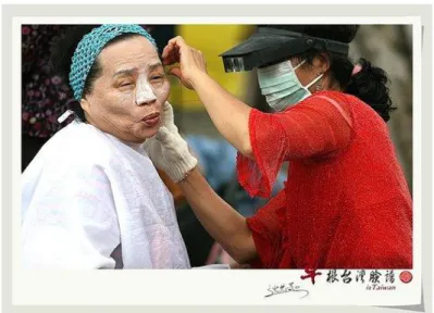 圖 1： 《  挽  》 （取自草根臉譜網）  圖 2： 《牛步‧土地‧大步行》 （取自草根臉譜網）  在【草根俗語講】的方式中，雖然不是由自己來吟詩（或是可以說用傳統文化的詞 彙來帶起想像），但是可以透過對俗語的闡釋，表現出一些草根人物面對人生的哲理， 舉例來說在《  牛步‧土地‧大步行  》 （沈芯菱，2011.8.27b）中，身體、汗水與土地的 關係有深刻的聯繫，並闡述農民面對生存問題的基本態度：，  「生理錢三十年，流汗錢萬萬年：靠做生意賺的錢，最多只能維持三十年；而從事 農作的人，因為土地永遠存在