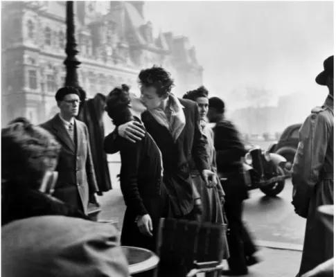 圖 2- 17 杜 瓦 斯 諾 (Robert Doisneau)，市 政 廳 前 的 吻 (Lebaiserdel’hôteldeville)，1950 年   自 1960 年 代 以 降，大 部 分 最 著 名 的 攝 影 師 都 認 為 他 們 的 任 務 是 批 露 戰 爭 的 「 真 」 面 目 。 而 畫 報 週 刊 一 方 面 為 了 讓 消 費 者 一 睹 事 件 的 真 相 ， 另 一 方 面 更 想 藉 激 刺 激 發 行 量 。 大 家 紛 紛 為 了 搶 獨 家 而 罔 顧 了 新
