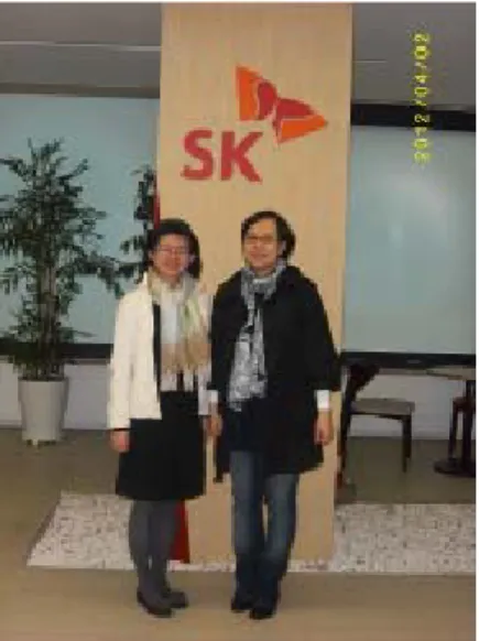 圖  7  筆者與徐潤慶研究員合影於 SK Art Center Nabi    2011 年台北市立美術館曾就「2011 年領航計畫：美術館的文 獻保存與再利用」為題著重當代藝術檔案的建制舉行內部的圓桌會 議，同年台新銀行文化藝術基金會也曾就「檔案力，一種當代視覺 創置的基進行動」為題邀請國內學者進行對話，這些努力說明國內 對於影音文獻的再現有深刻的體認  (台新銀行全球資訊網 b，2012 年 06 月 10 日瀏灠)。 