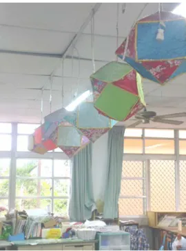 圖 4-5 教室內利用學生花燈布置        圖 4-6 學生製作芳芳老師花燈剪報    (二) 藝術融入客家文化  從小熱愛畫畫的芳芳老師，她不僅自己進修學習水墨畫，還加入畫 會，每年均有作品在聯合畫展中展出。芳芳老師也將自身才藝在學校教學 中呈現，每學期的美勞課必定親自教學，善用身邊的資源引導學生藝術創 68 