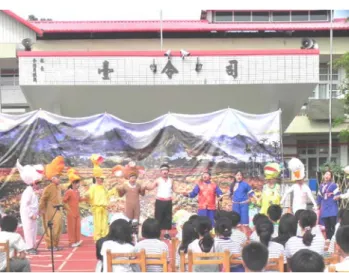 圖 4-7 客家大戲校內演出情形  圖 4-8  紙影戲團校外演出    教育部修訂的國民中小學課程標準，由民國 85 學年度開始實施，並 訂有「鄉土教學活動」 。夏黎明（1995）曾表述鄉土教育是一種情意指向 的教學活動，可以使學習者或居民： （1）意識到地表上有一塊和自己生活 具有親密關係的土地存在著； （2）肯定和接受這一塊土地及對自己的意 義； （3）關懷這一塊土地及其居民的過去、現在與未來； （4）不斷適應和 參與自己的鄉土生活； （5）樂於改善和維護地方的生活環境，並履行作為 72 