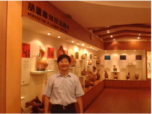 圖 4-2    葫蘆雕刻藝術館館藏作品   （指導教授陳運星，  圖片來源，陳恩康拍攝    2014.09.28）          來參觀的遊客，觀賞完之後都對於館中作品讚不絕口，他們對於杉林區所種 植的瓠瓜，在平常印象中都只認為是餐桌上的菜餚，沒想到經過一些處理並經葫 蘆雕刻工藝師的手藝來雕刻，就能很平常的農作物變成有藝術價值更能夠永久保 存的觀賞品，而且葫蘆又有「福祿」的涵義，又是華人最原始的吉祥物之一，來 到杉林區的葫蘆雕刻藝術館，學校又有親切耐心的導覽人員來做詳盡的介紹，讓 遊客覺得不虛此行。