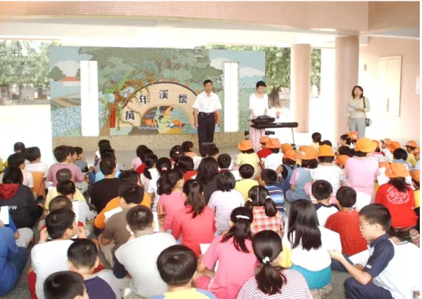 圖 15    2001 年建國國小主題週活動  資料來源：建國國小提供。  二、生態教育的推展          萬年溪生態教育的推展目前僅有幾個實施方式，研究者建議可以參考海佃國 小小台江生態教育推展的模式，未來可以加強生態教育的推展面向。  （一）角色扮演－翠鳥行動劇  從專案翠鳥行動劇的練習過程和呈現的實際成果來看，行動劇可作為生態教 育的一種方式。          阿珊認為在編排給學生的戲劇練習課程裡面，不是一直用說教方式，而是可 以安排角色扮演，假設學生是隻小鳥，在他旁邊擺了很多雜物，讓學生去