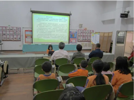 圖 20  2013 年建國國小主題探索成果發表會  資料來源：建國國小提供。  （四）溪畔小學的橫向連結          對於河川教育，三所溪畔學校除了發展各自的特色，如果三所學校能夠緊密 連結，會帶來更大的效益。阿勇深切期許，不僅三所學校校內能舉辦特色活動， 還能對外辦個研習會和夏令營，讓其他學校的師生也來參加，帶動教師和學生們 觀摩學習，互相交流的機會，讓學校彼此間關係更密切，形成一個向上提升的力 量，帶動河川教育的風氣。  （五）大手攜小手          這次專案結合許多社團、社區、學校、大廟