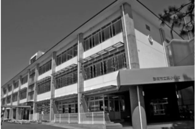 圖 3：日本東松島市浜市小學校供海嘯避難的屋頂  圖 4：日本學校遊戲場下方無塑膠軟舖面 
