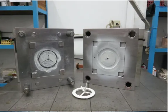 圖 4-3  實驗模具照片  圖 4-4  模具組立示意圖  4.5.2 射出成形設備  (1)  射出成形機：本實驗使用全立發公司所生產之射出成形機，其型號為 CLF-125TX， 螺桿直徑為 40mm，最大射出壓力為 237 MPa，鎖模力為 125 噸，機台照片如圖 4-5 所示。  (2)  塑膠原 料： 本研 究使 用 華宏 新技 TPC890N-A 熱導 性 塑膠 ，全 名為 聚 苯硫醚 (Phenylene sulfide, PPS)，其熱傳導值為 1.4~1.8W/mK，詳細物性資料如附錄 