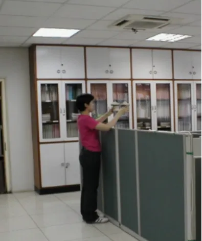 圖 2-1 Burkard  採樣器  圖 2-2  以 Burkard  採樣器進行空 氣中活性微生物採集  2.表面樣本採集  以無菌棉塗抹於疑似微生物生長的材質表面，再將其放入事先預備好之 裝有無菌水或 broth  的無菌離試管中以帶回研究室進一步培養分析。  3.實體樣本採集  以滅過菌之刀片或是鑷子將建材本身切割一小塊置入無菌盒中帶入研 究室進一步萃取培養分析。  微生物暴露健康風險評估模式建立  一般環境中所存在的微生物依其致病機轉可分為三大類（如表 2-3 所示）： 感染(Infection