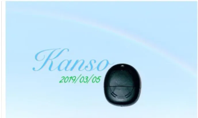 圖  1-3 研究者 2019 年配戴新人工電子耳  (圖形來源：研究者)  圖  1-4 研究者配戴 KANSO 人工電子耳(圖形來源：研究者)  圖  1-5 遠程助手遙控器(圖形來源：研究者)  圖  1-6 電話夾(圖形來源：研究者)  KANSO 小小一體 機又輕盈，貼在大腦 皮 膚 它 有 附 髮夾，可夾住頭髮，不用擔心KANSO掉落。  遠 程 助 手遙 控 器 提供 四 種 程式 由 自 己挑選舒適的聲音，觀察 配 件 使用 情 況 及許多貼心功能。 無 線 手 機 電 話夾與KANSO 配