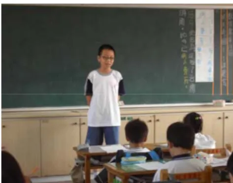 圖 4- 8 班級部落格：5-4 閱讀知心園 圖 4- 9 學生上台心得發表  (七)  看到影片中主角就是自己  Goodman（1998）在《談閱讀》一書中提到文章的結構和意義都是由讀者來 建構的。如果有不對勁的地方，讀者重新建構他們腦中的文章以求意義通順。讀 者的閱讀差異以及自我修正都能顯示這個建構以及再建構的過程。讀者努力去了 解作者想表達的意義，但是他們所建構出來的意義是他們自己的。  因此，當閱讀心得的發表和分享時他們發表的內容是他們自己閱讀文本所建 構文章的意義。發表出來讓其他讀者或聽眾能產生