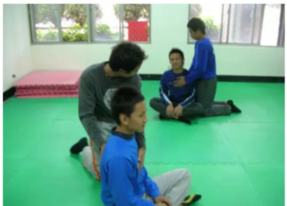 圖 3-3  胸腔結構介紹  圖 3-4  以手協助-前後  （2）以手協助體察呼吸時三度空間的擴張情形。  A.兩人一組，一人盤坐，持續的呼吸著；另一人則將一手置於其 胸前，另一手置於其背部；引導其呼吸不僅限於胸口，還包括 向後的呼吸，不時的口語提醒盤坐者將注意力集中於前後方向 的呼吸，此時幫忙的人可藉由雙手主動的輕微擴張提醒盤坐者 有更大的呼吸空間（圖 3-4）。  B.待一段時間後，幫忙的人將雙手輕輕移開，並將兩手輕放於盤 坐者的助骨兩側，口語提醒盤坐者的呼吸是「三度空間」的， 幫忙的人也可以利用手的