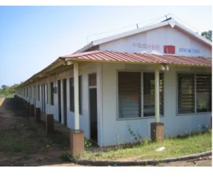 圖 3-10：中國工程人員工程期間居住之處  註：完工後作為小學校舍之一，但因學生數少，目前此棟建築閒置      另外，對亞齊當地一般民眾來說，因為過去長期處於衝突狀態的關係，可能 從來沒有到山裡去過，更別說是住在山上了，因此，當中國政府決定要在山坡上 興建一整個聚落時 38 ，當地民眾對此感到特別好奇也格外關心，一來認為工程難度 比平地高，尤其是山坡地的整地以及建材的運送相當費力，且當地少有這樣的施 工經驗；二來則是對於住在山上感到好奇。 39 對此，施工單位特別重視建材選擇與 施工品質，所有房屋採磚與