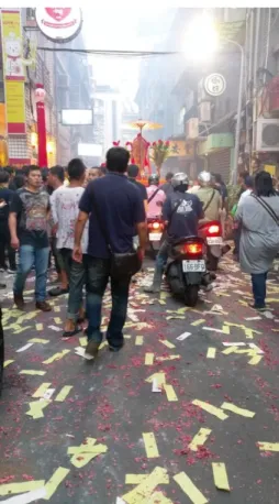 圖  4-13 民眾隨行著表演的軒社團體 攝影：魏正婷  同樣是具巡視轄境歡慶功能的儀式，五月十三的遶境則因為其他團體 的加入 而有更多元的表演內容，如台北各地獅團、神將、鼓陣、武陣等。這些表演也具有 更多雜耍玩樂性質，也更能吸引群眾的矚目。而除了觀光焦點的迪化街，在遶境經 過的其他街道都可以看到有民眾自發性在街邊等待遶境隊伍的到來，這樣 的參與 度也加深了慶典的熱鬧意象。  五月十三的聖誕遶境在下午一點自民族西路重慶北路三段的路口出發 ，向北 行至哈密街的保安宮，之後往西走，行經附近的角頭廟，之後沿著延平