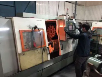 圖  4  忠興工業的作業員操作 CNC 電腦車床  資料來源：  作者拍攝  另外，印刷產業也是社子島相當重要的一環。一位從事印刷產業的報導人指 出，1918 年士林紙廠設立後，士林一帶隨之出現印刷相關產業聚落；1970 年， 士林紙業將生產重心轉往桃園新屋，部分印刷相關產業移至堤內的社子工業區。 堤內的社子工業區的工廠，也在 1990 年代開始外移到社子島，除了印刷廠本身 之外，還有包括耗材提供、上光、燙金、打凸等相關產業的協力廠商在社子島開 設，而形成新北市中和區之外，臺北地區印刷相關產業的第二大產業