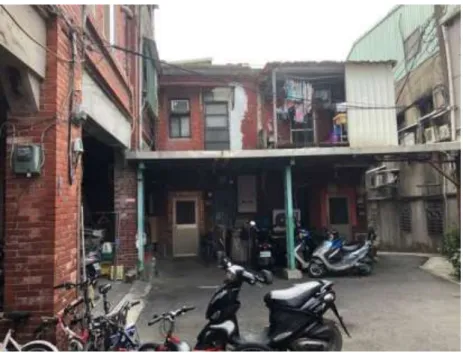 圖  14 搭著鐵皮的磚頭厝    資料來源：作者拍攝  圖  15 經翻修後成為二樓高的住家    資料來源：作者拍攝  因為成為洪氾區的緣故，社子島出現了多元的住家形式，居民們也以重新整 修、裝潢老舊房屋等方式，繼續生活在 1970 年之前興建的房屋之中。此外，社