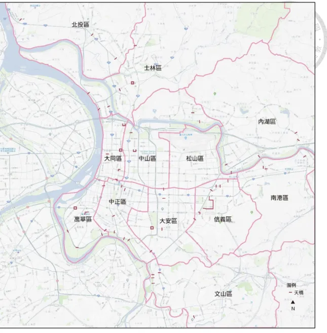 圖 1- 2 研究範圍內天橋分布圖  （資料來源：本研究繪製）  本研究經整理官方名單與初步田野，統計目前全台北市共有 66 座現存天橋， 包括不同型態、結構與使用。進一步與台北市交通相關事件與政策共同分析，可 以發現 1980 年代人車分離的治理邏輯生產了許多天橋。而 1990 年代學術界、公 部門與地方開始推崇人本交通，伴隨 1991 年公車專用道出現，1992 年後天橋的 生產回到平均一年一至二座。 