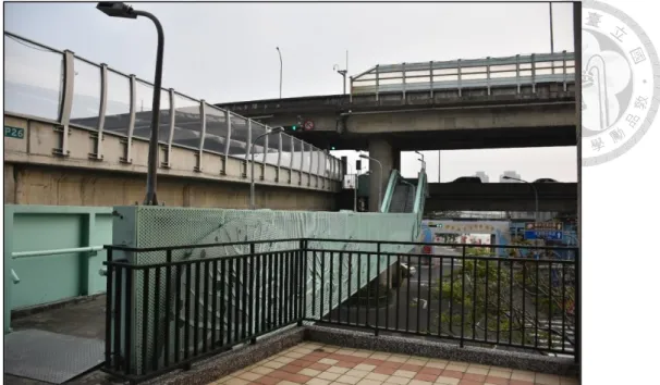 圖 2- 16  萬大路口的跨堤天橋  資料來源：作者攝於 2019/3/20  除了跨越「障礙物」到達河濱，跨河到達對岸的人行橋—成美長壽橋也與河 濱空間發展有關。成美長壽橋是 1987 年重新建造的，跨越基隆河，是早期內湖 區與南港區的重要連接通道，修建後已與當初原有的吊橋形式相當不同。然而跨 河的人行橋最具代表性的即是同樣跨越基隆河的彩虹橋，搭配愛情的主題，營造 彩虹橋河濱公園的整體意象，醒目的造型成為地標性的地景。  有別於建築間的空廊，生產的過程除了公部門主導之外，還有民間企業的資 金與不同利益者