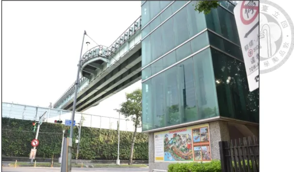 圖 2- 18  騰雲陸橋  資料來源：作者攝於 2019/9/7  2010 年後，造型獨特的天橋相繼出現，除了中山區的水晶情人橋之外，大多 與河濱公園的崛起有關。以社子島的兩座天橋為例，皆是在 2012 年建造的，跨 越環河北路至淡水河畔，都有坡道提供自行車方便上下。葫蘆國小旁的天橋，多 重的列柱加上曲面的橋體，非常少見，兩側的玻璃圍欄也讓整個天橋看起來有些 「高級」 ，但不禁會聯想到這樣的坡面和無障礙的理念是否有些違背。因此，連 接河畔與河濱公園的天橋，除了跨越可能車速相對較快的環河道路外，也成為了 