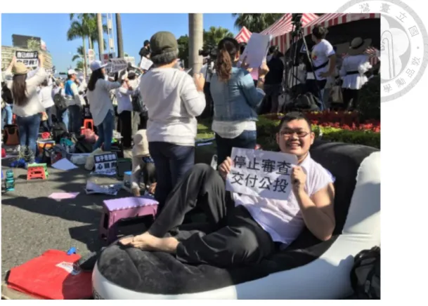 圖 4-1  劉宇反同大遊行中反串舉起反同標語  資料來源：一頁新聞.com（擷取日期 2017 年 5 月 23 日）  主題標籤 Hashtag 在 Twitter 上引動的網絡驅力成為新的記憶集結的形式，網 路上散落各地的關鍵字成為歷史記憶的新集結形式。從個人的自媒體到網路的網 絡力量凝聚，每當黑人舉起雙手「手勢」，符號象徵的壓迫與反抗的嘲諷。這種 以抵抗主流媒體中扭曲黑人形象，由自媒體建構的話語權對抗暴力陳述的力量受 到人類學者 Bonilla 和 Rosa 的強調。而劉宇則是藉由其幽默反串時誇張的