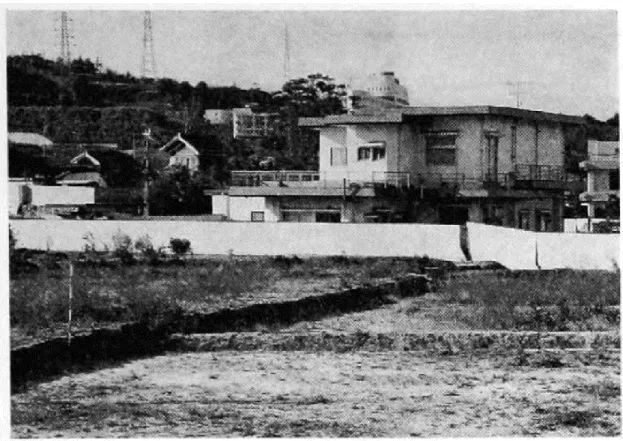 圖  2. 33  斷層通過圍牆，右移 1.2 公尺，抬升 0.5 公尺（中田高等人，1995） 
