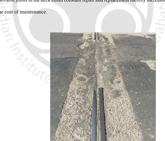 Fig. 1.6 Damage to the expansion deck joint in a conventional bridge type. 