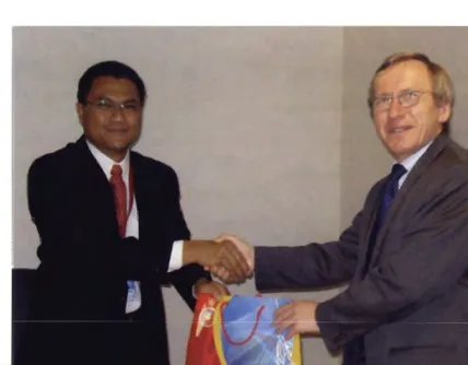 Figure 2:  X-FAB Group CEO Receiving Souvenir from the Dean 