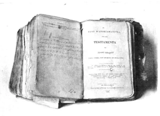 Figure 8: The  s a m e Bible  o p e n e d  a t  t h e section of  t h e New  T e s t a m e n t  (The  o p e n e d Bible)